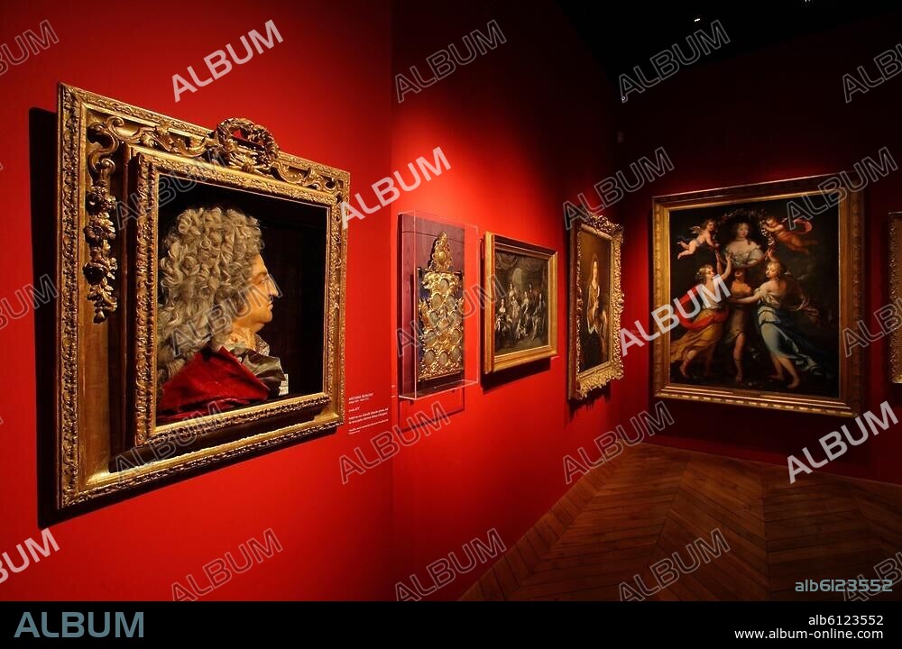 Ludwig XIV., König von Frankreich (1643-1715); 1638-1715. /-Ausstellung "Louis XIV, l'homme et le roi", Schloss Versailles, 20.10.2009-7.2. 2010: V.li. Wachsrelief und Münzbildnisse von A.Benoist; Familienbild von Justus van Egmont, die Marquise de Maintenon von P.Mignard und Madame de Montespan von Ferdinand II Elle.