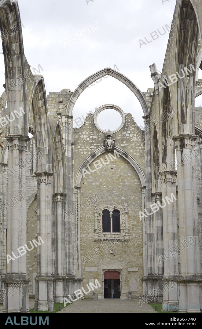 Museo Arqueológico do Carmo. Fundado en 1864 por Joaquim Possidonio da Silva (1806-1896), está ubicado en las ruinas del antiguo Convento do Carmo, el templo gótico más importante de la ciudad hasta que en 1755 el terremoto lo destruyó. Restos del convento. Lisboa. Portugal.