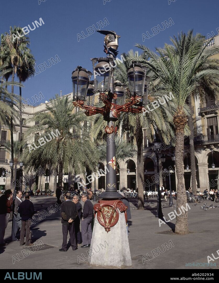 ANTONI GAUDÍ. FAROLA DISEÑADA EN 1878 DECORADA CON CASCO ALADO CON DOS SERPIENTES ENROSCADAS - MODERNISMO CATALAN.