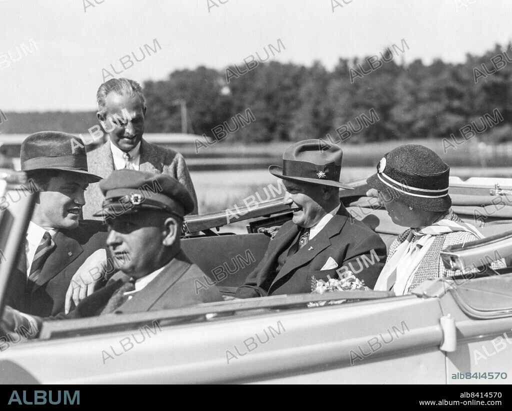 ARKIV 1933 Preussiske ministerpresidenten och nazistledaren Hermann Göring, andre från höger, kommer till Rockelsta för att möta sin svåger Erik von Rosen 1933. Hermann Goring, left, arrives in Sweden to meet his brother in law Erik von Rosen at Rockelsta.. Foto: Bertil Norberg / Dagens Nyheter / TT / Kod: 1060. **SvD OUT**.