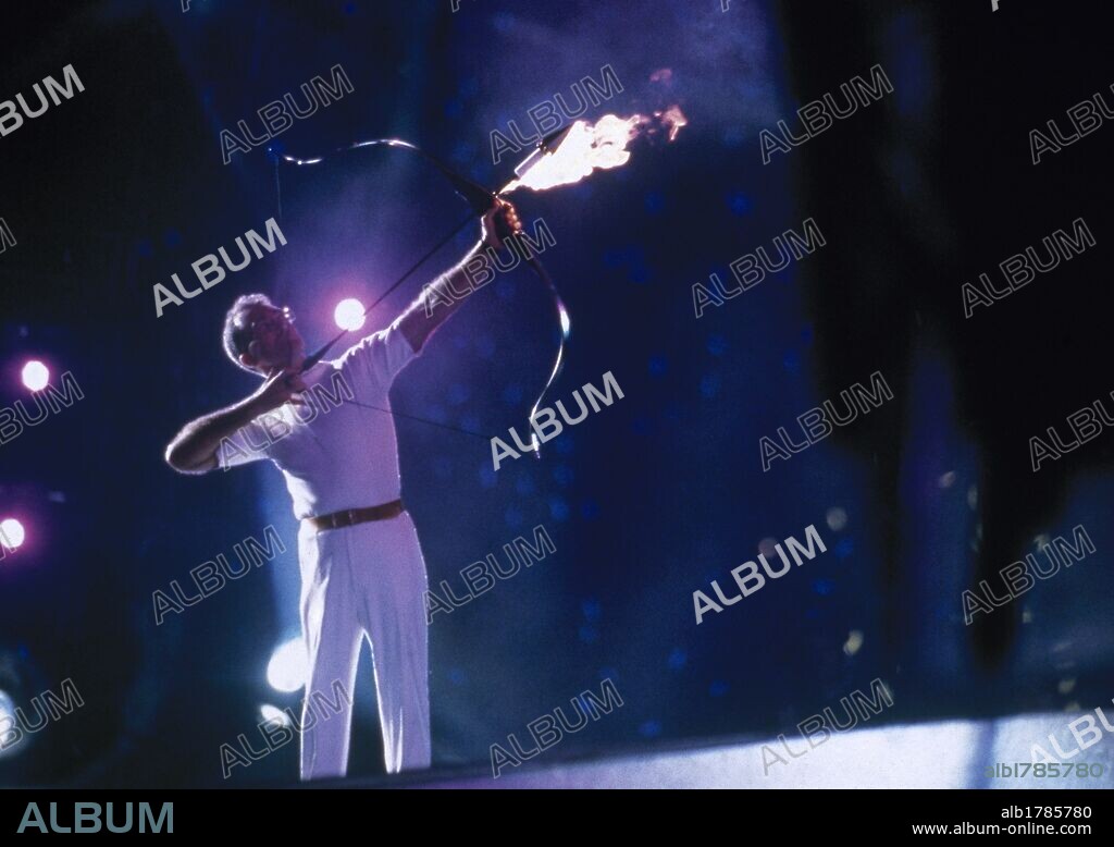 JUEGOS OLIMPICOS DE BARCELONA 1992. El atleta Antonio REBOLLO en el momento de disparar la flecha que enciende la llama olímpica de los Juegos, en la ceremonia inaugural del 25 de julio de 1992. Fundació Barcelona Olímpica. Barcelona. Cataluña.