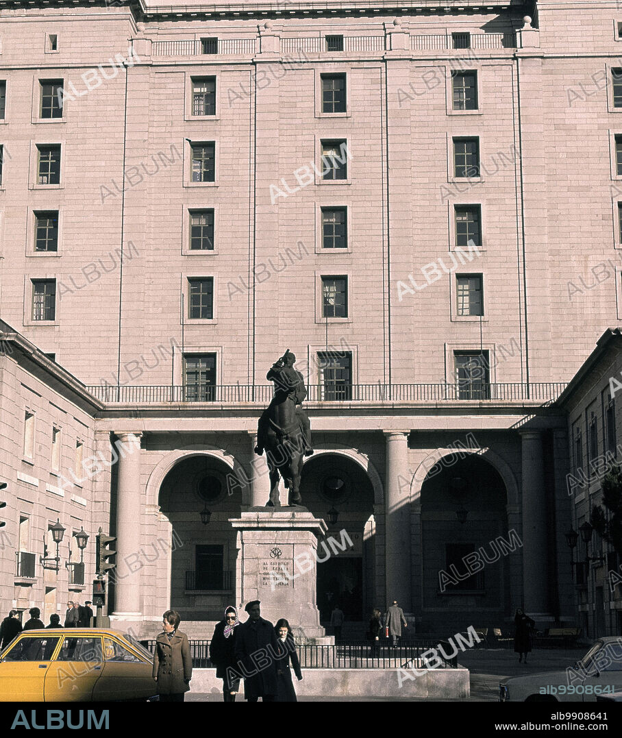 EDIFICIO DE NUEVOS MINISTERIOS FACHADA A LA PLAZA DE SAN JUAN BAUTISTA CON LA ESTATUA DE FRANCO.