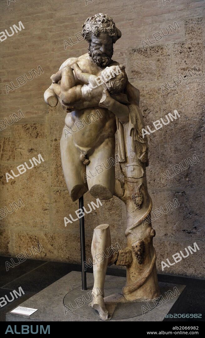 ARTE GRIEGO. GRECIA. SILENO CON DIONISO NIÑO EN BRAZOS. Escultura romana posterior al original de mediados del 310 a. C. Glyptothek. Munich. Alemania. Europa.