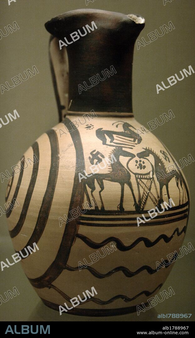 ARTE GRIEGO. PERIODO GEOMETRICO. GRECIA. OINOCHOE de boca lobulada decorado con figuras de animales en el cuerpo globular que representan DOS CABALLOS CARA A CARA Y UNA CABRA en la parte superior. Realizada en Atenas entre los años 735-700 a. C. Asignada al Grupo del Círculo Concéntrico. Museo Británico. Londres. Inglaterra. Reino Unido.