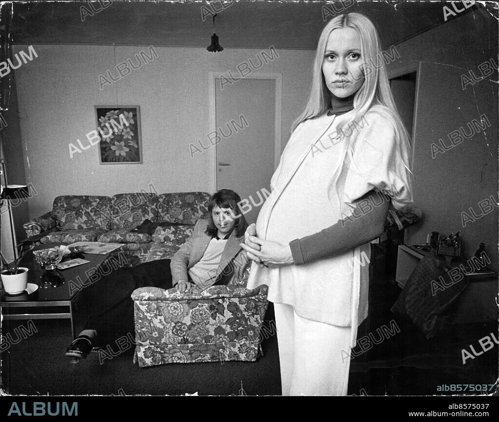 Agnetha Fältskog, pregnant, with her husband Björn Ulvaeus, both of pop group ABBA, at their home 1973-02-10.. Photo: Peter Knopp / Aftonbladet / TT Code 2512.