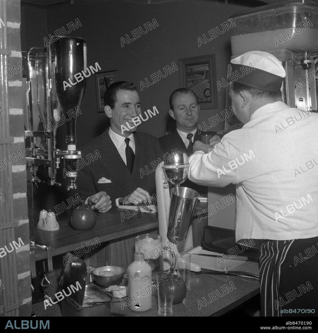 GÖTEBORG 1957-05. Grill-George - det nya stället där man kan äta nyheten grillade wienerkorvar med pommes-frites för 1 krona och femtio öre. *** Local Caption *** GT - Krep KT 05img548.jpg Foto: Kamerareportage / TT / Kod: 2524.