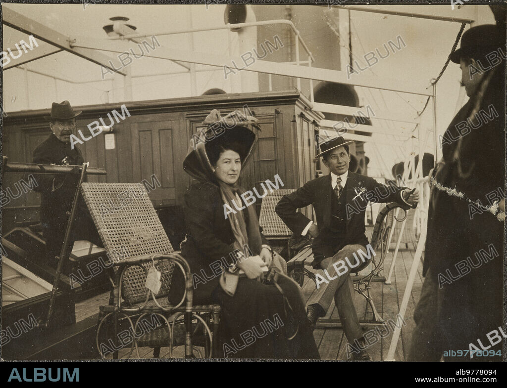 April 12, 1910. The return of a famous bullfighter: The bullfighter Antonio Fuentes (X) accompanied by his wife on board the transatlantic "Car Villano", in which he has just returned from South America.