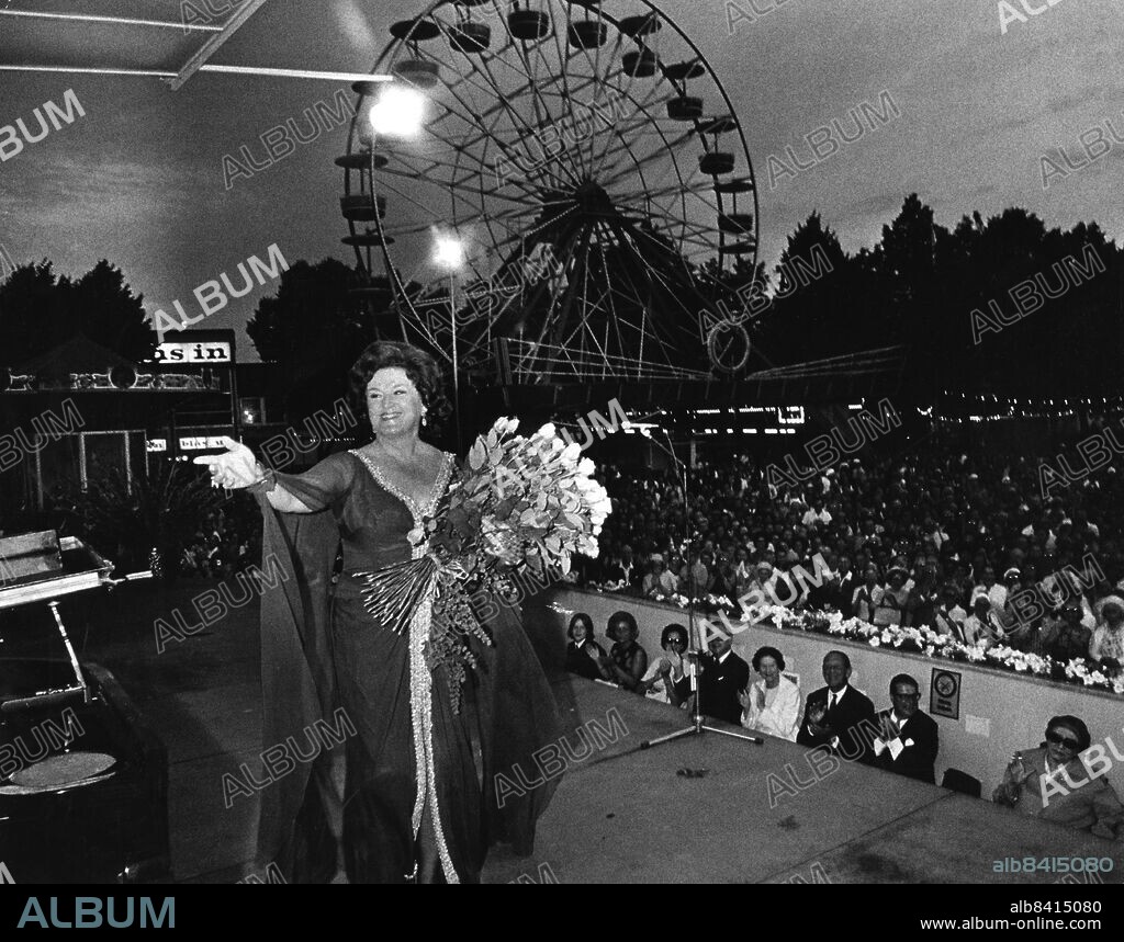 STOCKHOLM 19720724 . Operasångerskan Birgit Nilsson på Gröna Lunds scen. Längst ned till höger sitter Zarah Leander.. Foto: Bengt Almquist / DN / SCANPIX / Kod: 1 . ** SVD OUT **.
