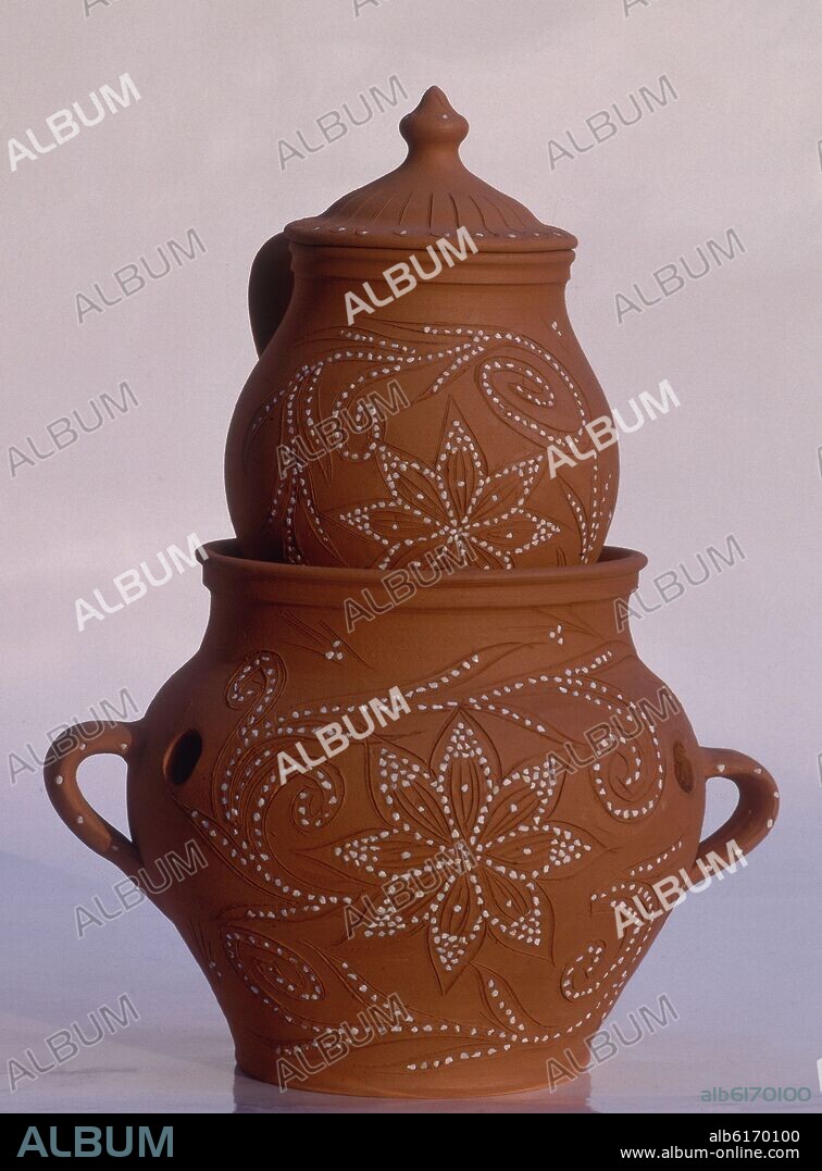 PUCHERO Y ANAFRE CON DECORACION "ENCHINADA" - ARTE POPULAR.
