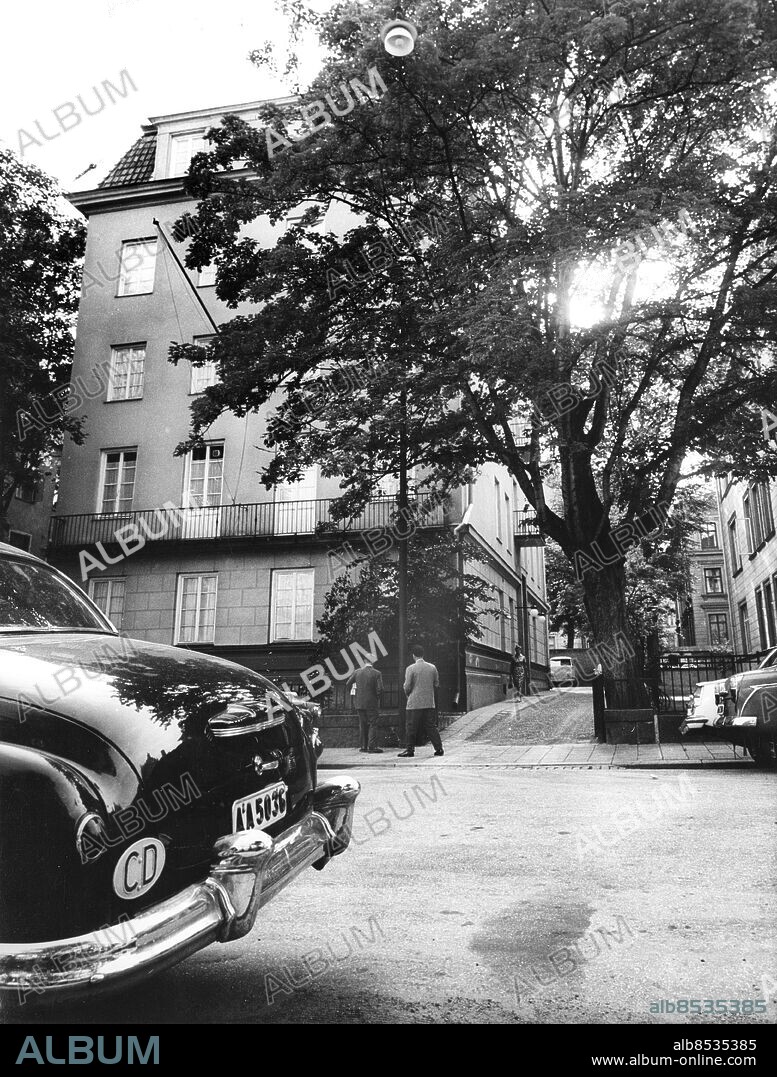 STOCKHOLM 1963-06-25. Exteriör av den ryska ambassaden i på Villagatan 17 Stockholm med en sovjetisk diplomatbil i förgrunden i samband med wennerströmaffären där den svenske översten Stig Wennerström åtalades för spioneri för Sovjetunionen. Foto: Löf / Reportagebild / TT / Kod: 37770.