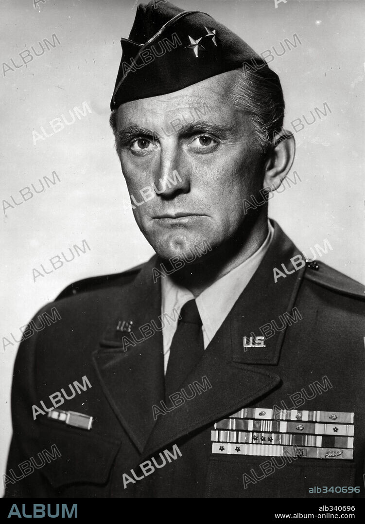 KIRK DOUGLAS en INTRIGA FEMENINA, 1957 (TOP SECRET AFFAIR), dirigida por H. C. POTTER. Copyright WARNER BROTHERS.