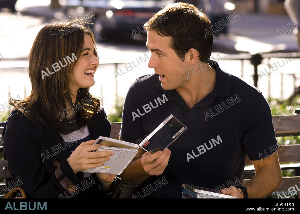 RACHEL WEISZ and RYAN REYNOLDS in DEFINITELY, MAYBE, 2008, directed by ADAM BROOKS. Copyright UNIVERSAL PICTURES/STUDIO CANAL/WORKING TITLE FILMS / SCHWARTZ, ANDREW.