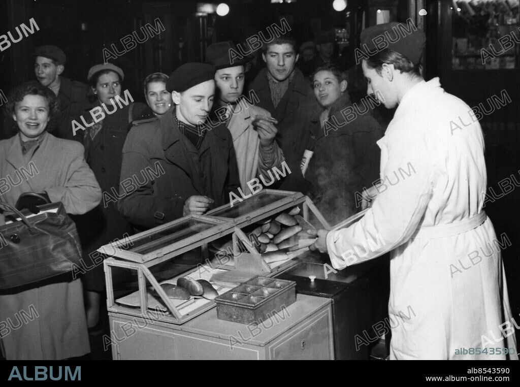 Korvgubbe försäljning av korv korvförsäljning på lokalstationen på Malmö C Centralstationen järnvägsstationen i Malmö 1951.. Foto: Sydsvenskan / IBL Bildbyrå.