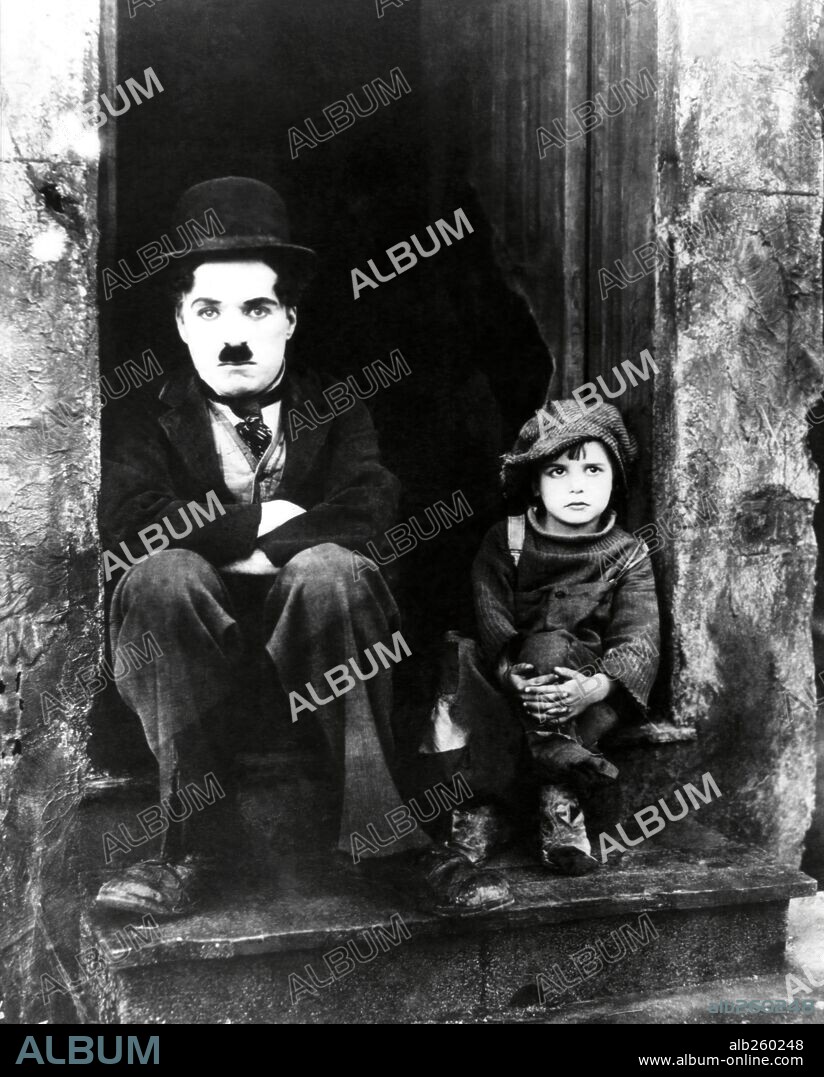 CHARLIE CHAPLIN y JACKIE COOGAN en EL CHICO, 1921 (THE KID), dirigida por CHARLES CHAPLIN. Copyright FIRST NATIONAL.