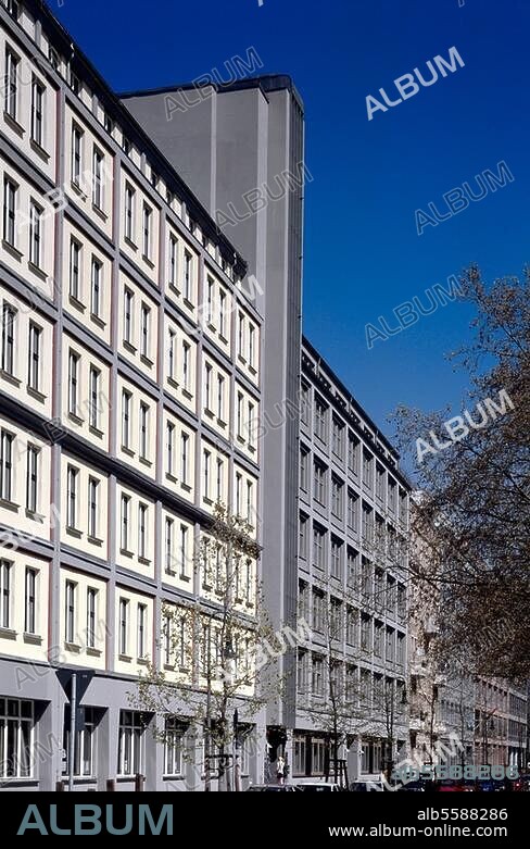 Berlin-Mitte, Haus des Allgemeinen Deutschen Gewerkschaftsbundes, Wallstr. 61-65 und Inselstr. 6 (1922/23 erbaut; Arch.: Max Taut u. Franz Hoffmann, Erweiterung 1930/32 von Walter Würzbach). Außenansicht der Fassade zur Wallstraße mit Erweiterungsbau. Foto, 2001.