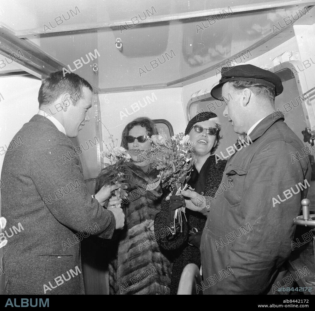 Göteborg mars 1959. Förre boxaren Ingemar Johansson med sin fiskebåt Ingo. Helge Olsson till höger.. Foto: Kamerareportage *** Local Caption *** mar1959_1180 > GP. KAMERAREPORTAGE.