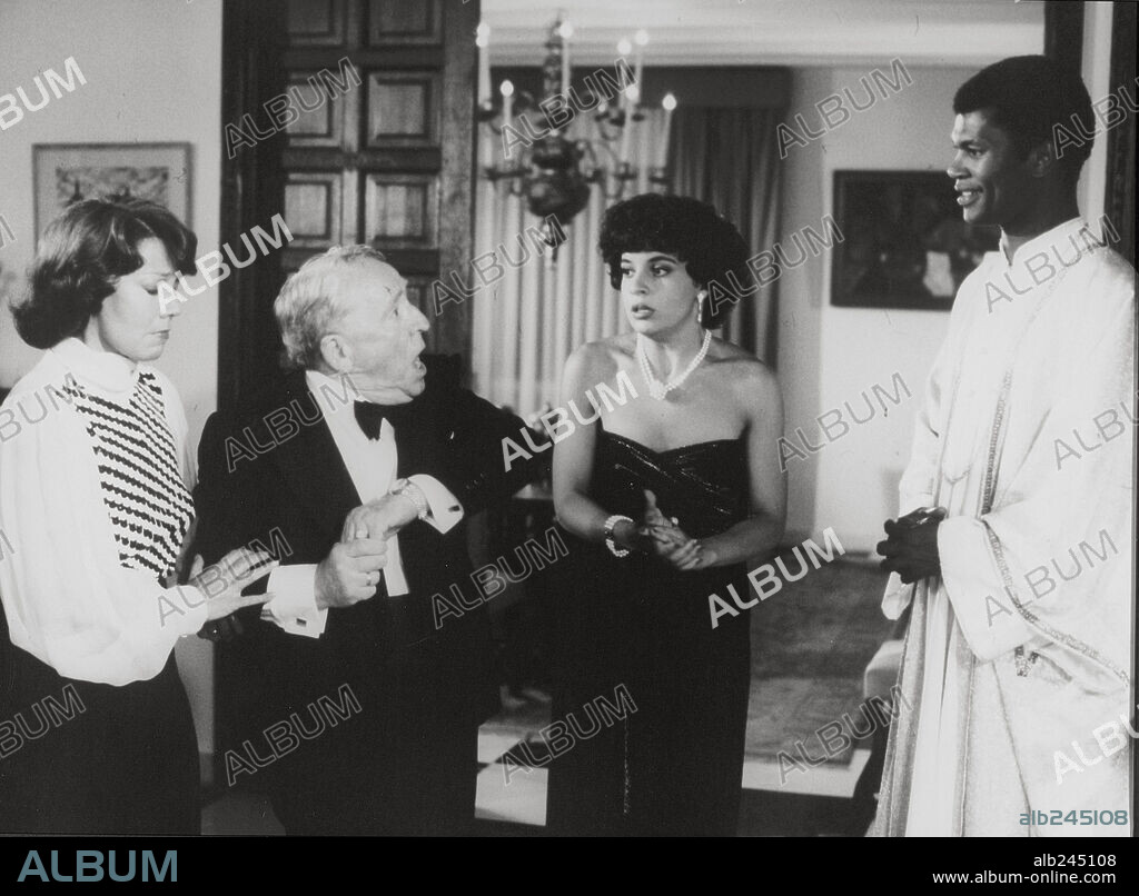 ADRIANA OZORES y PACO MARTINEZ SORIA en ES PELIGROSO CASARSE A LOS 60, 1981, dirigida por MARIANO OZORES. Copyright FILMAYER.