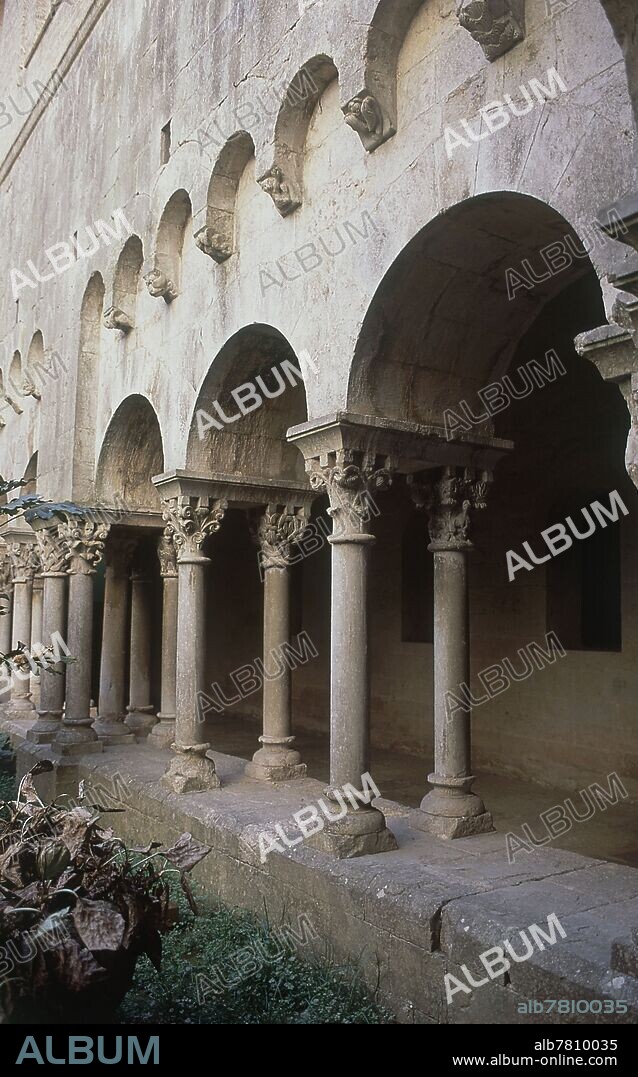 CLAUSTRO DEL MONASTERIO DE SAN PEDRO DE GALLIGANTS SEDE DEL MUSEO ARQUEOLOGICO DE CATALUÑA - SIGLO XII - ROMANICO CATALAN.