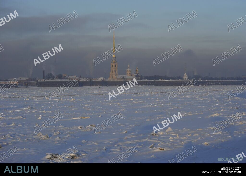RUSIA. SAN PETERSBURGO. Vista del recinto de la Fortaleza de San Pedro y San Pablo con el río Neva congelado. Diseñada por Dominico Trezzini y erigida en 1703. La fortaleza contiene diversos edificios, entre ellos la Catedral de San Pedro y San Pablo.