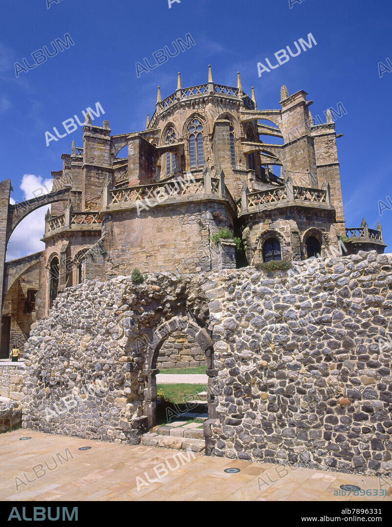 CABECERA DE LA IGLESIA GOTICA -S XIII/XIV Y RUINAS DE LA IGLESIA ROMANICA DE S PEDRO- S XI.