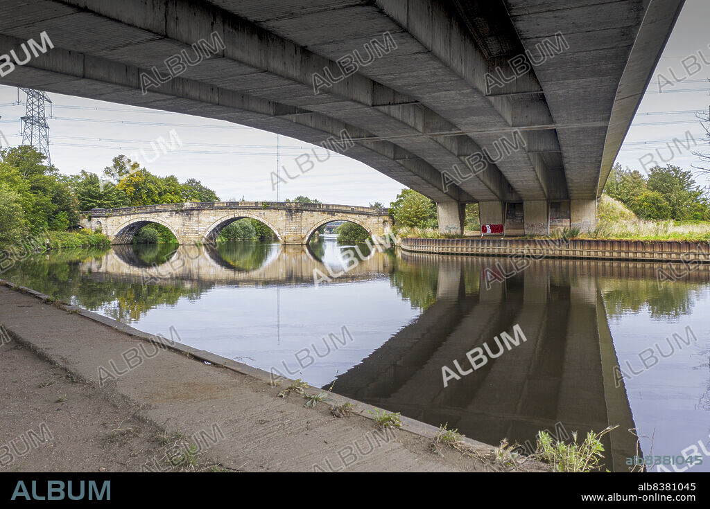ALUN BULL. Ferry Bridge, Old Great North Road, Ferrybridge, Brotherton, Selby, North Yorkshire, 19-09-2020. General view looking north towards Ferry Bridge from beneath the modern bridge over the River Aire.