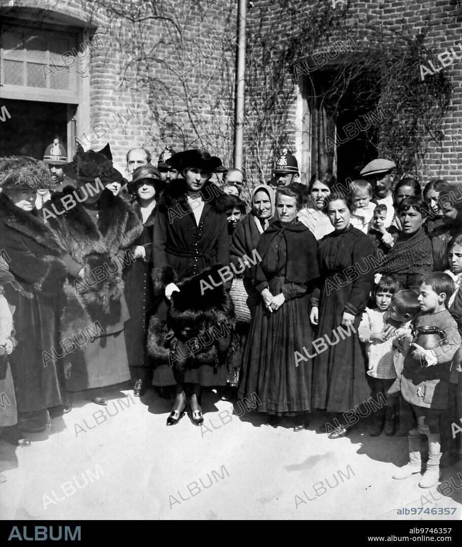 March 10, 1919. Madrid. In the convent of the Trinitarias, in La Guindalera. HM Queen Victoria (1), with her Madrid, Princess Beatriz (2), and HRH Infanta Isabel (3), in the distribution of food rations to the poor Verified yesterday.