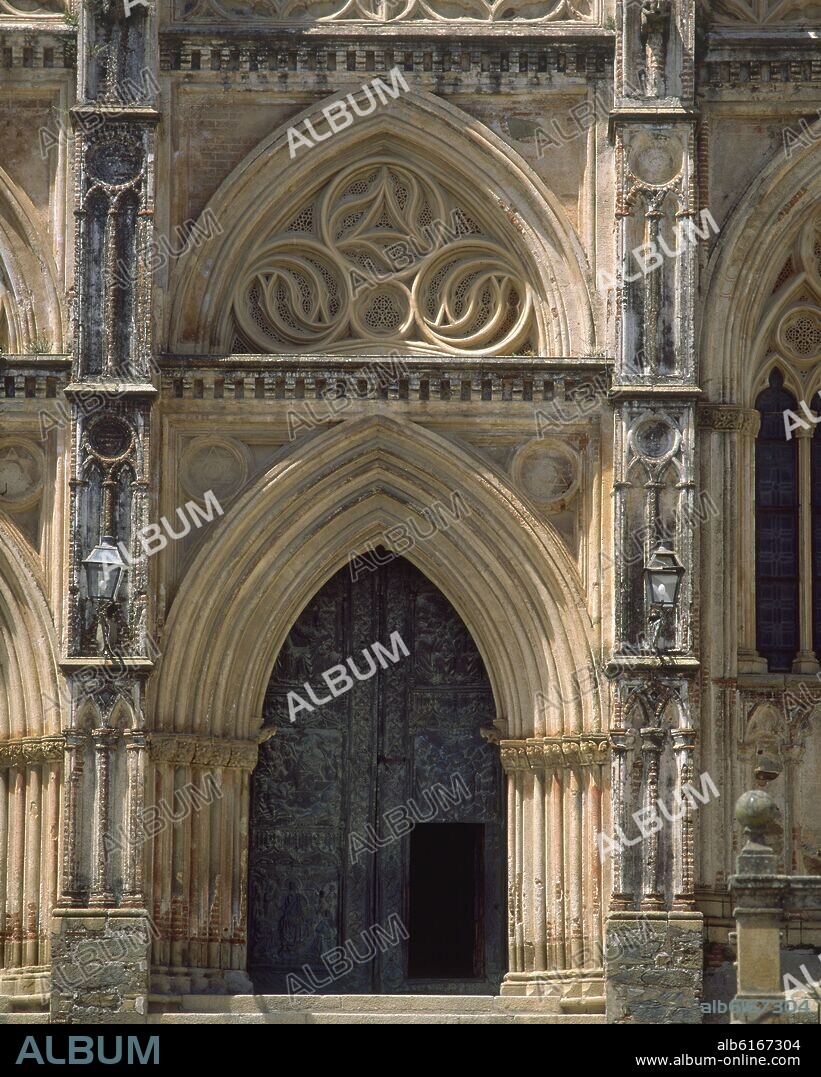 FACHADA SUR DEL MONASTERIO DE GUADALUPE - PUERTA CON TRACERIA DEL SIGLO XV - ARQUITECTURA GOTICO MUDEJAR.
