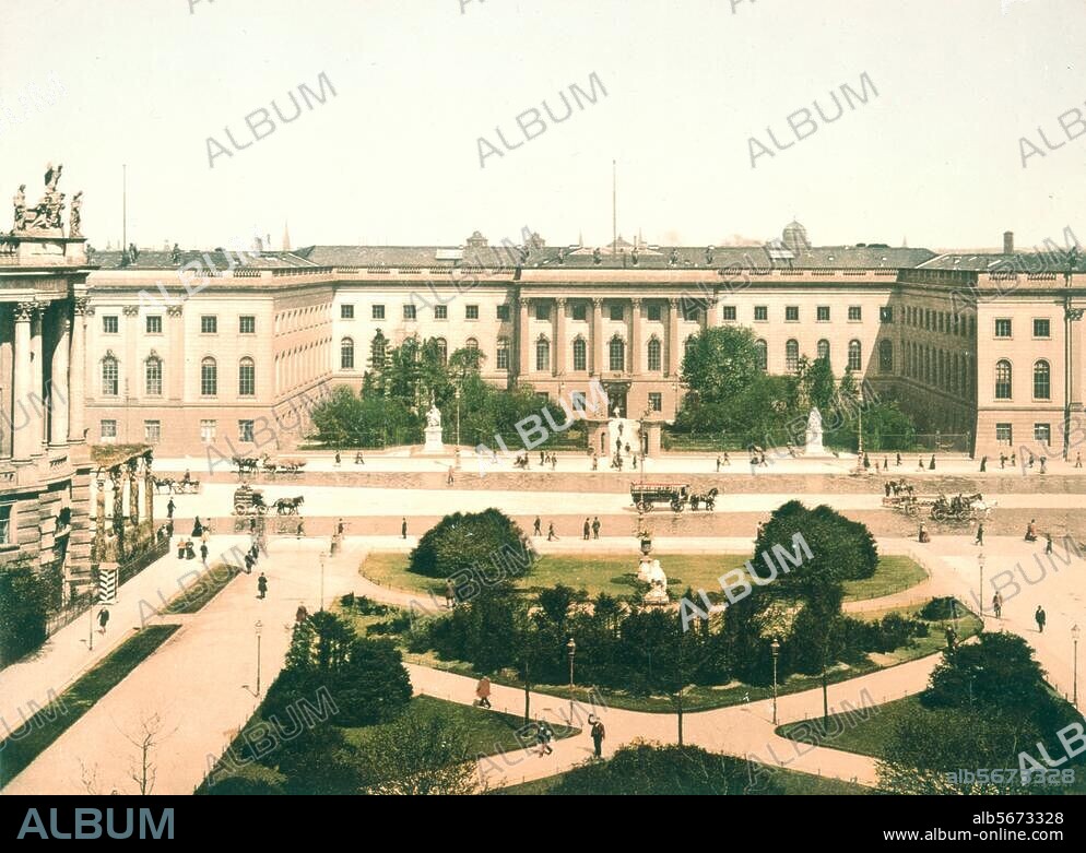 Berlin-Mitte, Friedrich-Wilhelms-Universität. (1748-55 als Palais des Prinzen Heinrich erb., Arch: J.Boumann; ab 1809 Univ.; seit 1949 Humboldt-Universität). Opernplatz mit Universitätsgebäude. Photographie, koloriert. Aus einer Mappe: "Zur Erinnerung an den 3. März 1898 (...) von den Beamten des Postamts 8". Berlin, Sammlung Archiv für Kunst und Geschichte.