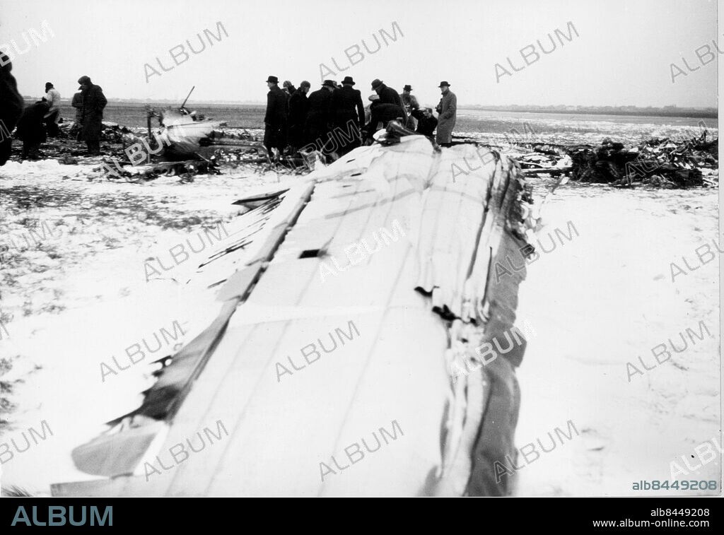 Svenske prinsen Gustav Adolf omkom vid flygolycka på Kastrup i Köpenhamn / København i. Danmark 26 jan 1947 / vrak / flygplansvrak / rester av det holländska flygplanet en DC 3:a / Dakota. Kungliga Sverige Prins Gustav Adolf Sit Flygolyckan jan 1947 /. Köpenhamn Flyg Kastrup / Flyg Olyckor Danmark 1947. (c) Sydsvenskan / IBL Bildbyrå.