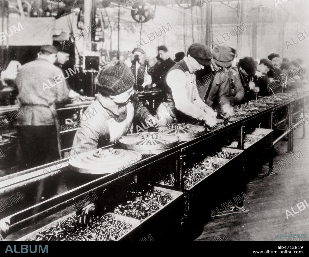 Ouvriers sur la premiere chaine d'assemblage de la FORD T a l'usine automobile FORD dans le Michigan, USA, 1913. Credit Collection Kharbine Tapabor.