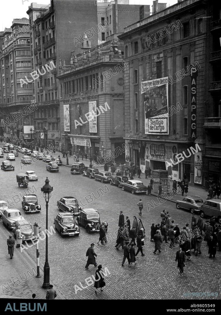 Gran Vía (Madrid), 1957. Views of the Palacio de la Música, and the Avenida cinemas with the posters of the film "Witness for the Prosecution" starring Tyrone Power and Marlene Dietrich.