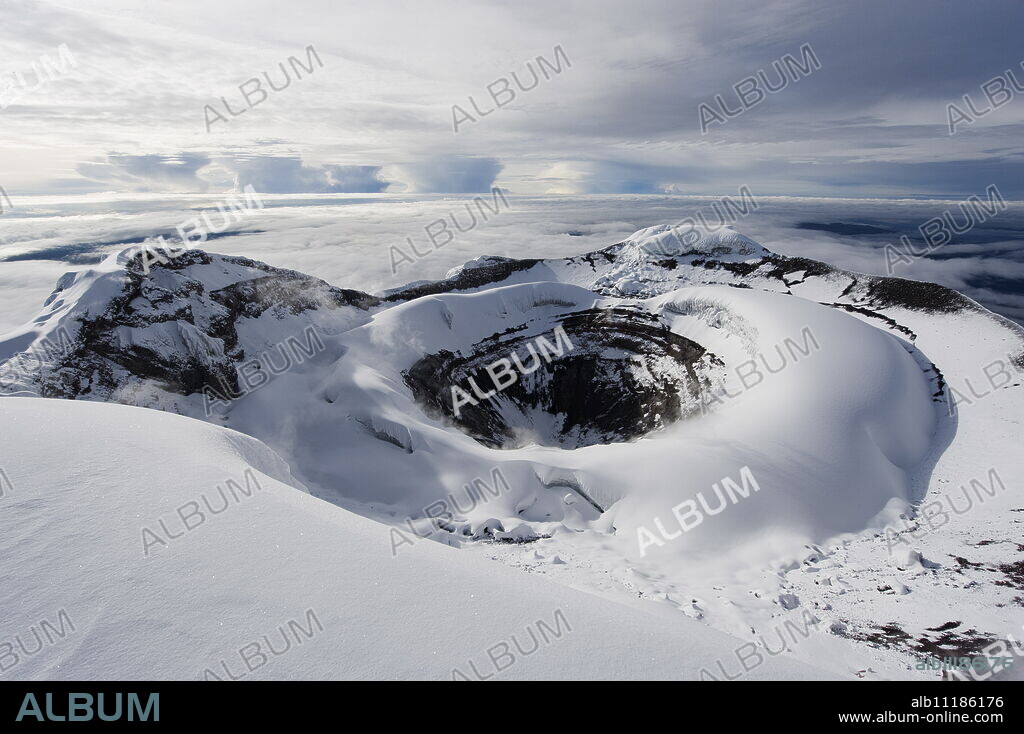 Summit crater, Volcan Cotopaxi, 5897m, the highest active volcano in the world, Ecuador, South America.
