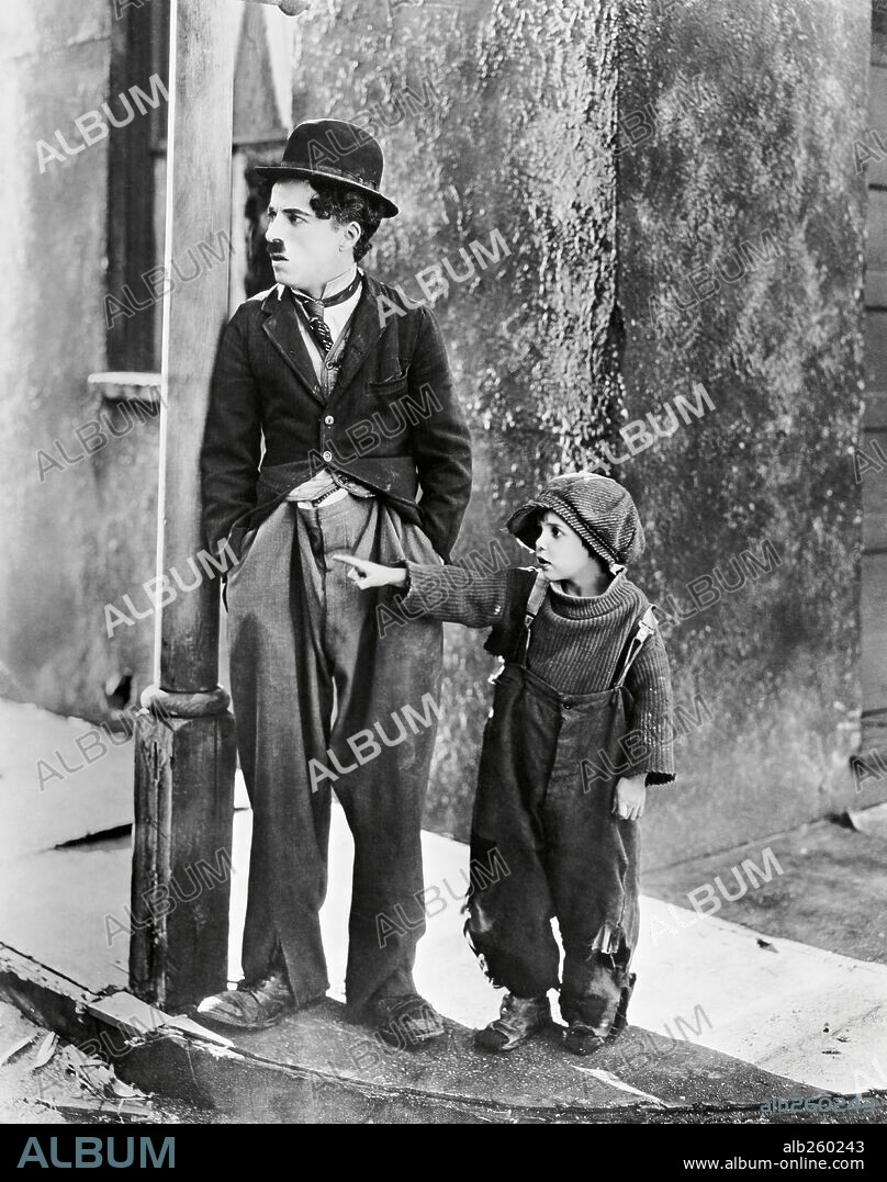 CHARLIE CHAPLIN y JACKIE COOGAN en EL CHICO, 1921 (THE KID), dirigida por CHARLES CHAPLIN. Copyright FIRST NATIONAL.