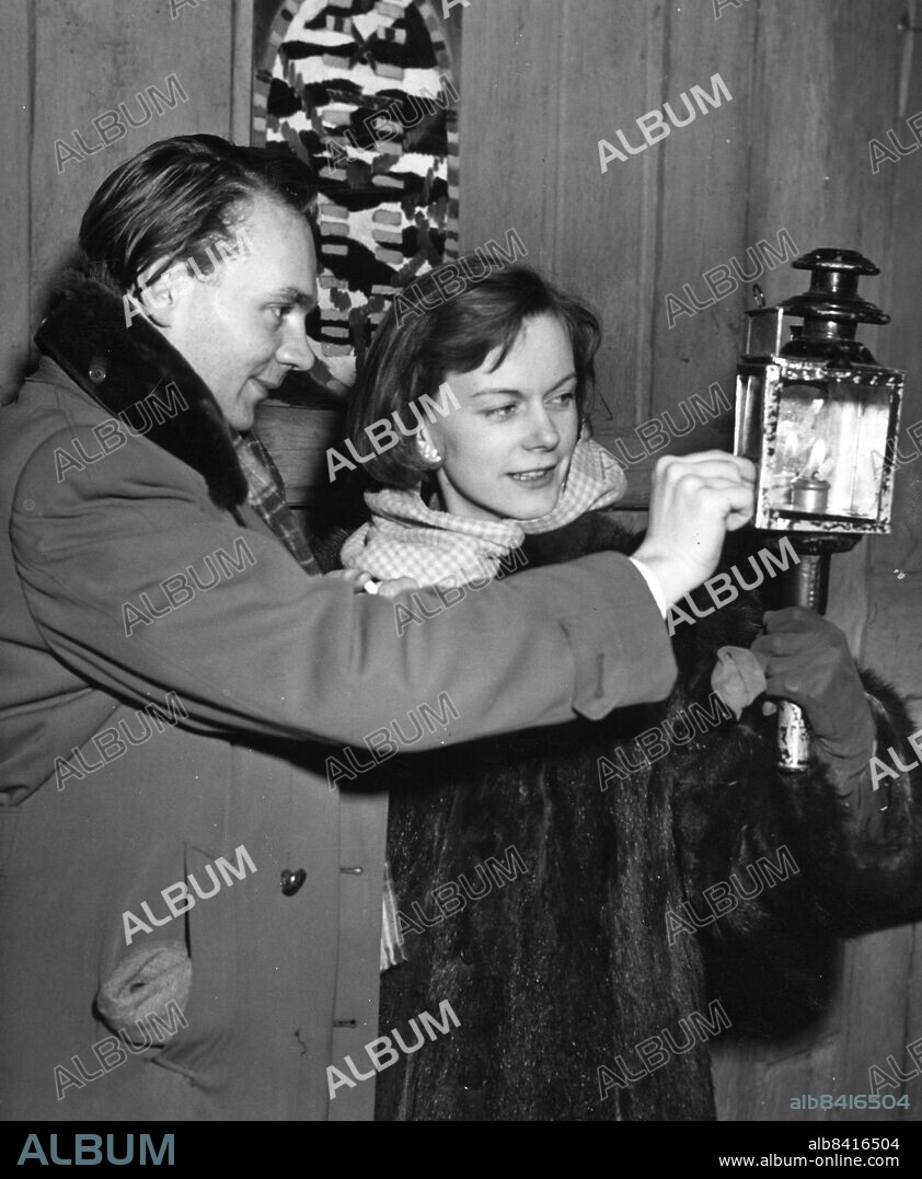 ARKIV 19521207 . Stig Dagerman och Anita Björk tänder stallyktan innan de börjar marschen till Roggeborgen. Foto: Carl Erik Sundström Kod: 59 . COPYRIGHT SCANPIX SWEDEN.