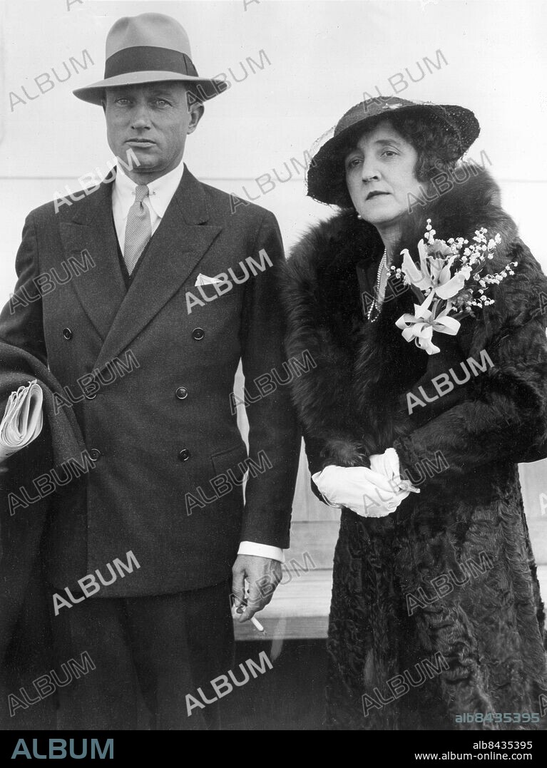Orig. bildtext... AUTHOR AND WIFE INDICTED ON DRUG CHARGE New Haven, Conn. A shipnews photograph of commander Fitzhugh Green (retired) and his wife, Margery, daughter of former auto tycoon William C. Durant, who have been indicted by a federal grand jury at New Haven on a charge of violating the narcotics act. Indicted with the Greens was Fred P. Deisler, New York private detective. Commdr. Green is an Annapolis graduate and a veteran of both world wars. He is a celebrated author and was co-author with Charles A. Lindbergh of WE - the story of Lindbergh's transatlantic flight in 1927. 9.26.47 Anm. F Green Sr, 1888-1947, amerikansk upptäcksresande och författare. Liljekonvaljer CD619 persons: MARGERY GREEN;FITZHUGH GREEN SR sites: NEW HAVEN;USA.