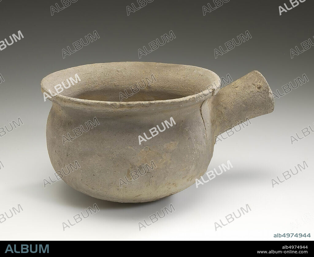 Early medieval saucepan. Gray pottery. Crack in the wall. Hollow handle turned on. Origin can not be deciphered, secret code mentioned. * 306., Saucepan, pottery, proto-stoneware, h: 9.6 cm, br (incl. Stem): 18.5 cm, lmea 1190-1190 AD, Netherlands, Limburg, Brunssum, Brunssum.