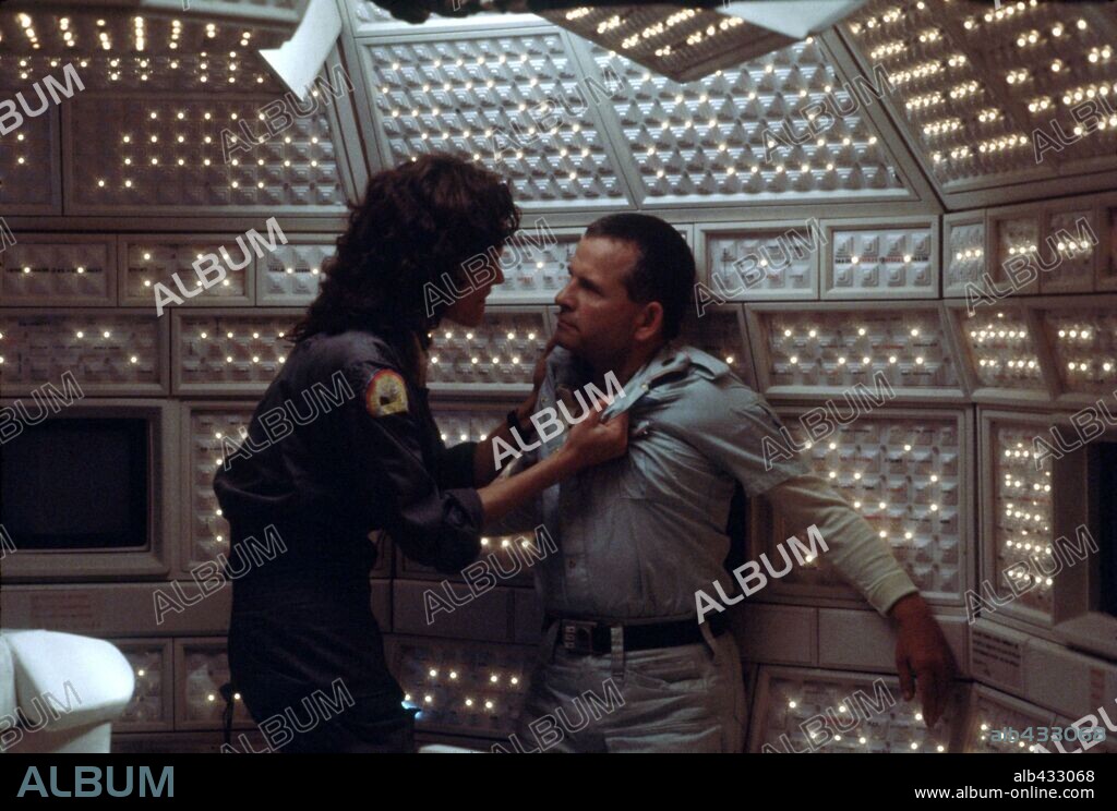 IAN HOLM et SIGOURNEY WEAVER dans ALIEN - LE HUITIÈME PASSAGER, 1979 (ALIEN), réalisé par RIDLEY SCOTT. Copyright 20TH CENTURY FOX.
