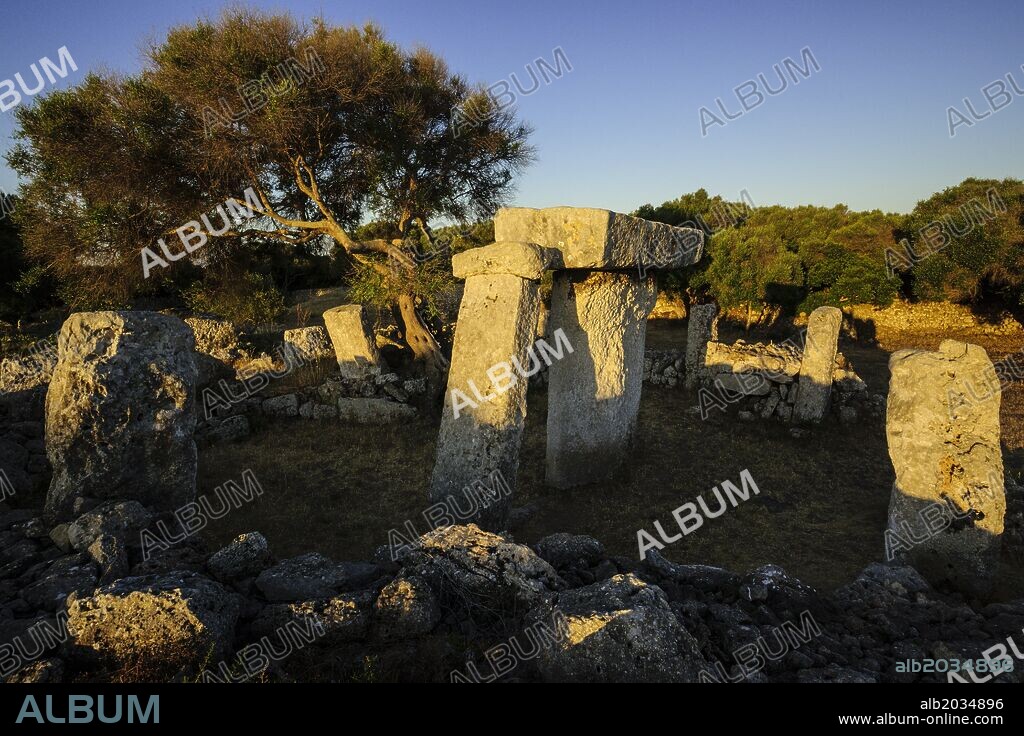 santuario de Taula, poblado prehistòrico de Talatí de Dalt, 1300 a.C, Maó. Menorca, Islas Baleares, España.