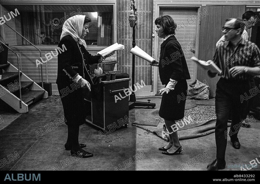 ARKIV 196505.. MOR COURAGE OCH HENNES BARN. Radioteater av Bertolt Brecht i regi av Alf Sjöberg.. Sänt första gången 1965-06-07.. Här ses bl.a. skådespelerskorna Margaretha Krook (t.v.), som Mor Courage, och Margit Carlqvist, som Kattrin, under inspelningen.. Foto: Bo-Aje Mellin / SVT / Kod: 5600. Reportage publ. i RiR 23/65. RiR 17689. sv/v neg. Sjaletter Studiomiljö.
