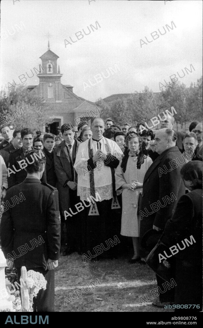 November 6, 1962. On the occasion of the 16th anniversary of the Paracuellos del Jarama shootings, laurel wreaths and bouquets of flowers have been placed on the graves of the fallen. The event was presided over by the national head of the brotherhood of former Captives, Marqués de la Valdavia, accompanied by Other Authorities, and Numerous Relatives of the Fallen. Photo: López Contreras.