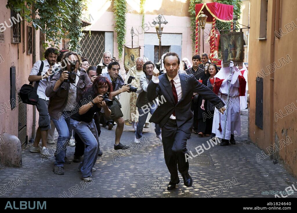 ROBERTO BENIGNI en A ROMA CON AMOR, 2012 (TO ROME WITH LOVE), dirigida por WOODY ALLEN. Copyright MEDUSA FILM.