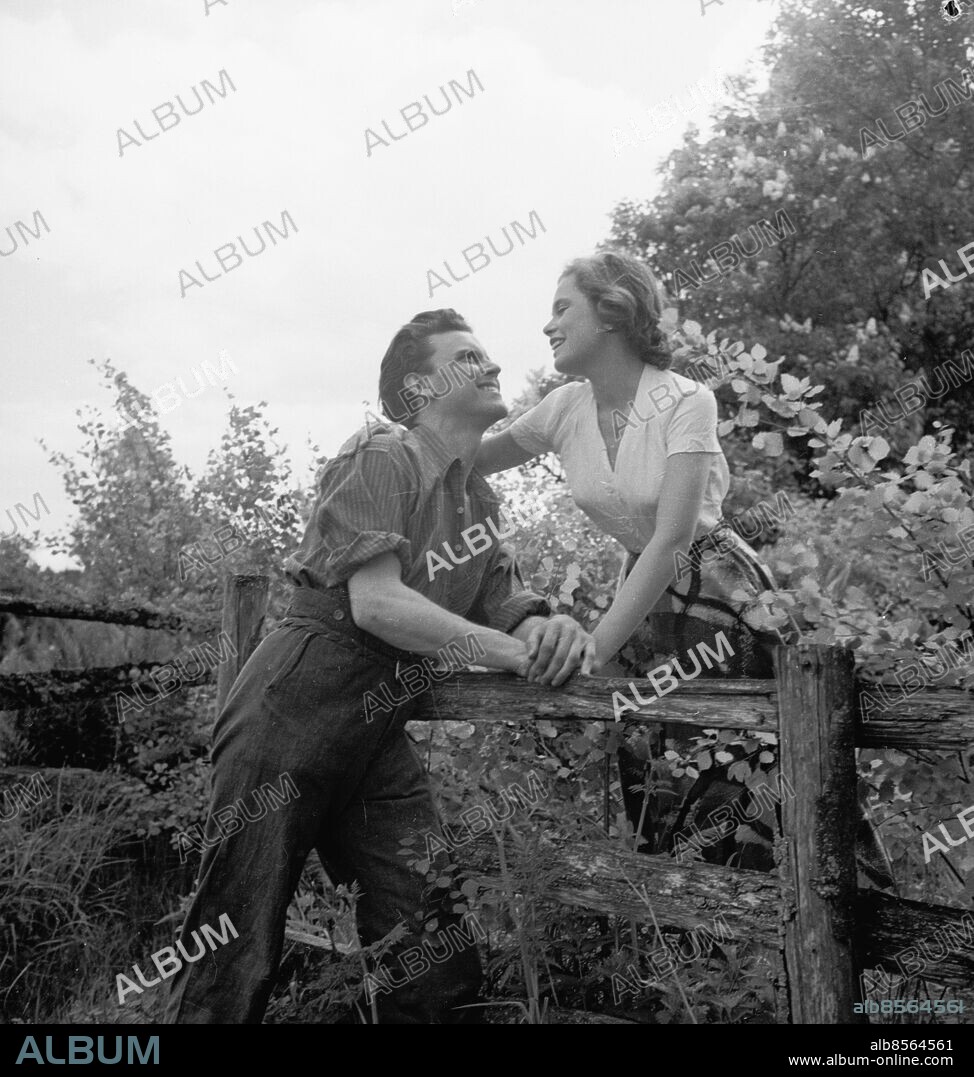 Göteborg juni 1951 - Brobacken, Östads säteri -. Kärlekspar vid ett staket. Detta är Foke Sundqvist och Ulla Jacobsson under inspelningen av Hon Dansade en Sommar i trakterna kring sjön Mjörn. *** Local Caption *** GT Låda Krep 2013-09. KAMERAREPORTAGE.