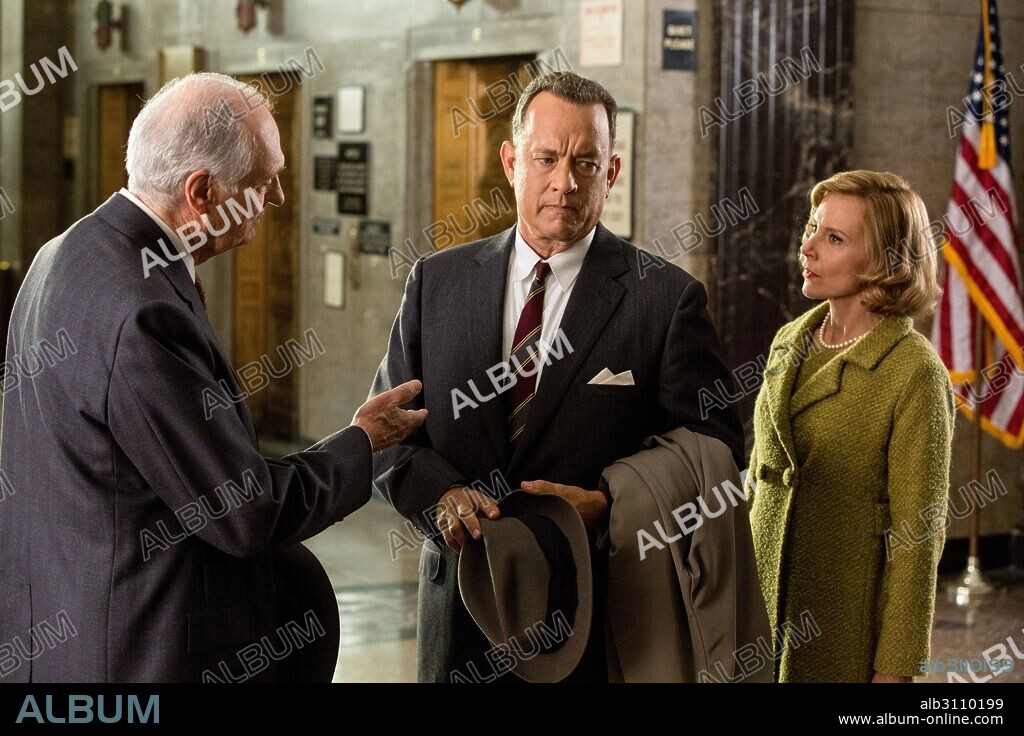 AMY RYAN y TOM HANKS en EL PUENTE DE LOS ESPÍAS, 2015 (BRIDGE OF SPIES), dirigida por STEVEN SPIELBERG. Copyright DREAMWORKS SKG/MARC PLATT PRODUCTIONS/PATICIPANT MEDIA.