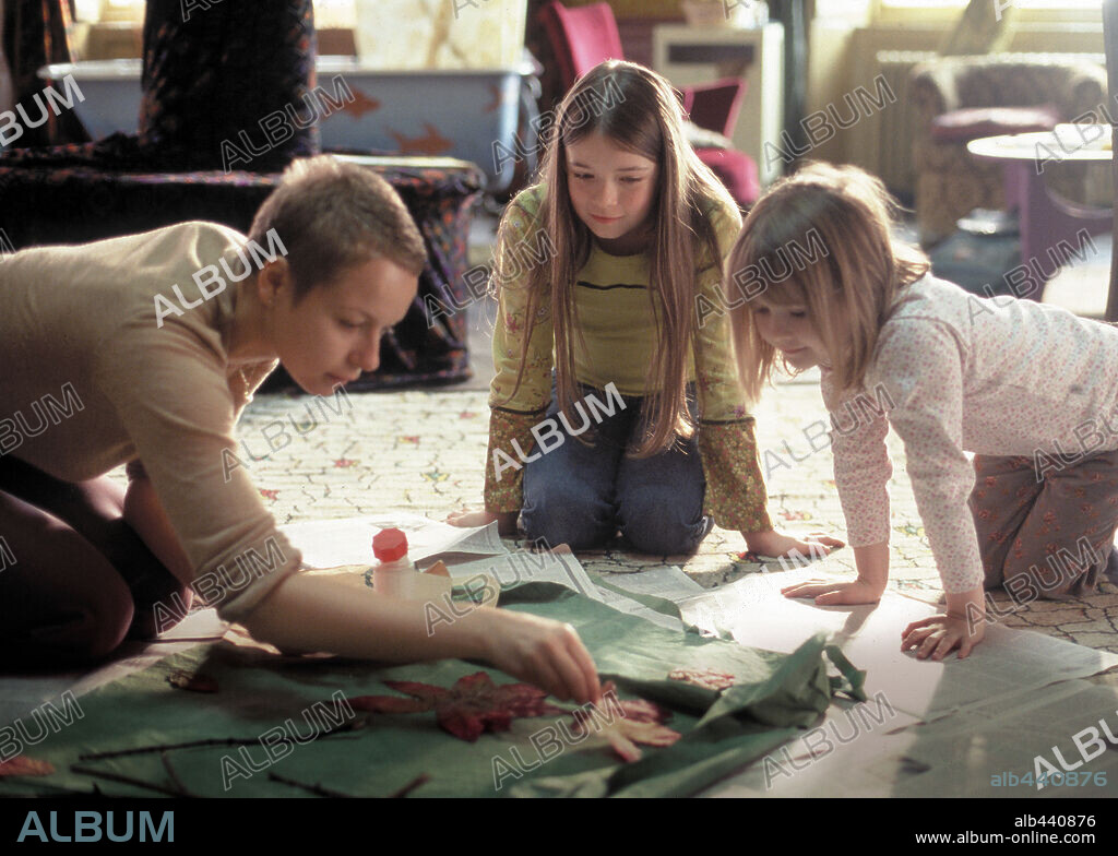 EMMA BOLGER, SAMANTHA MORTON and SARAH BOLGER in IN AMERICA, 2002, directed by JIM SHERIDAN. Copyright 20TH CENTURY FOX.