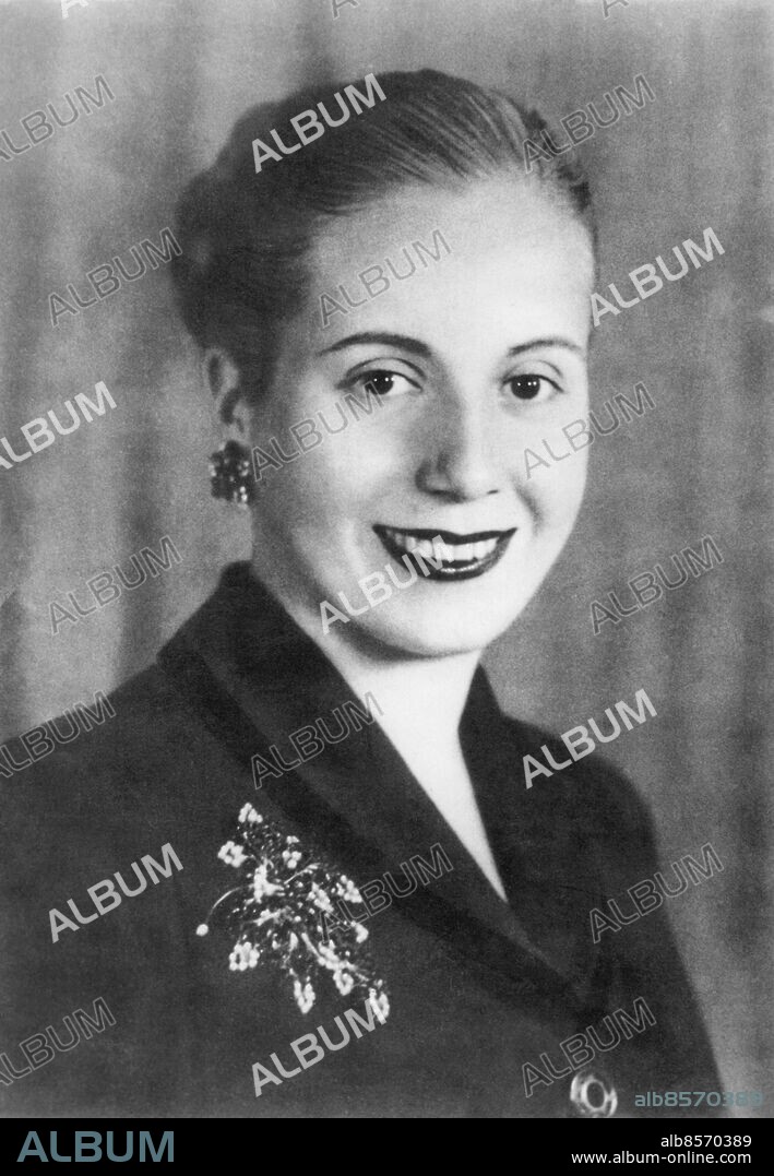 Orig. bildtext... EVA'S CONDITION IMPROVES. SENORA EVA PERON, wife of the Argentine President, whose condition has shown a marked improvement, according to the latest announcement from Buenos Aires. This announcement followed an earlier bulletin which said the Senora's condition had noticeably worsened. Nature of Senora Peron's illness has never been disclosed, but last November she underwent an operation, when suffering from leukemia. Anm. Peron, Eva, 1919-1952, argentinsk skådespelare (gift med den argentinske presidenten Juan Perón), politiskt verksam med hälso- och arbetsmarknadsfrågor i Argentina Läppstift Örhängen Broscher CD403 persons: EVA PERÓN sites: ARGENTINA.