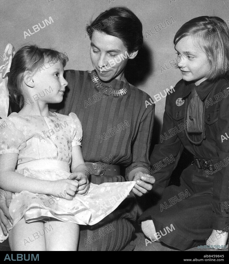STOCKHOLM 27 JUNI 2001 (ARKIV 23 MARS 1957) - Tove Jansson, författare till Muminböckerna, har avlidit. Hon blev 86 år gammal. Bilden visar Tove Jansson med flickscouterna Jacqueline Gaborn och Marianne Bergenholtz sedan Jansson givit glimtar från Mumindalen för 2000 flickscouter i Stockholms Stadshus 1957.. Foto: TT Kod: 190. COPYRIGHT SCANPIX SWEDEN.
