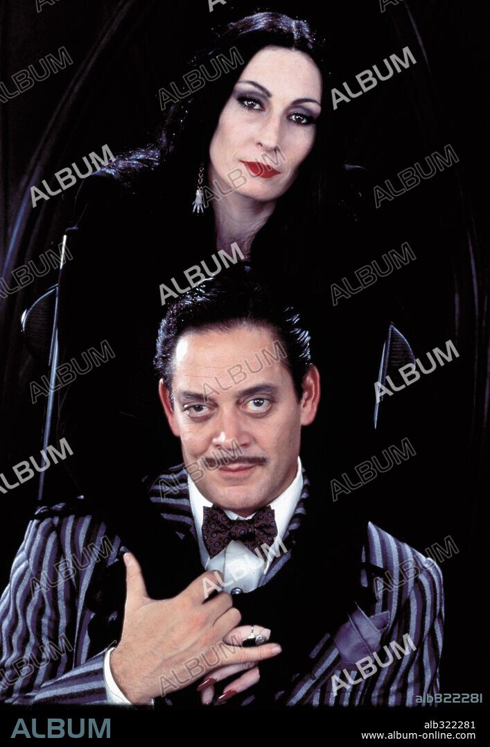 ANJELICA HUSTON und RAUL JULIA in THE ADDAMS FAMILY, 1991, unter der Regie von BARRY SONNENFELD. Copyright COLUMBIA PICTURES / PAGLIUSO, JEAN.