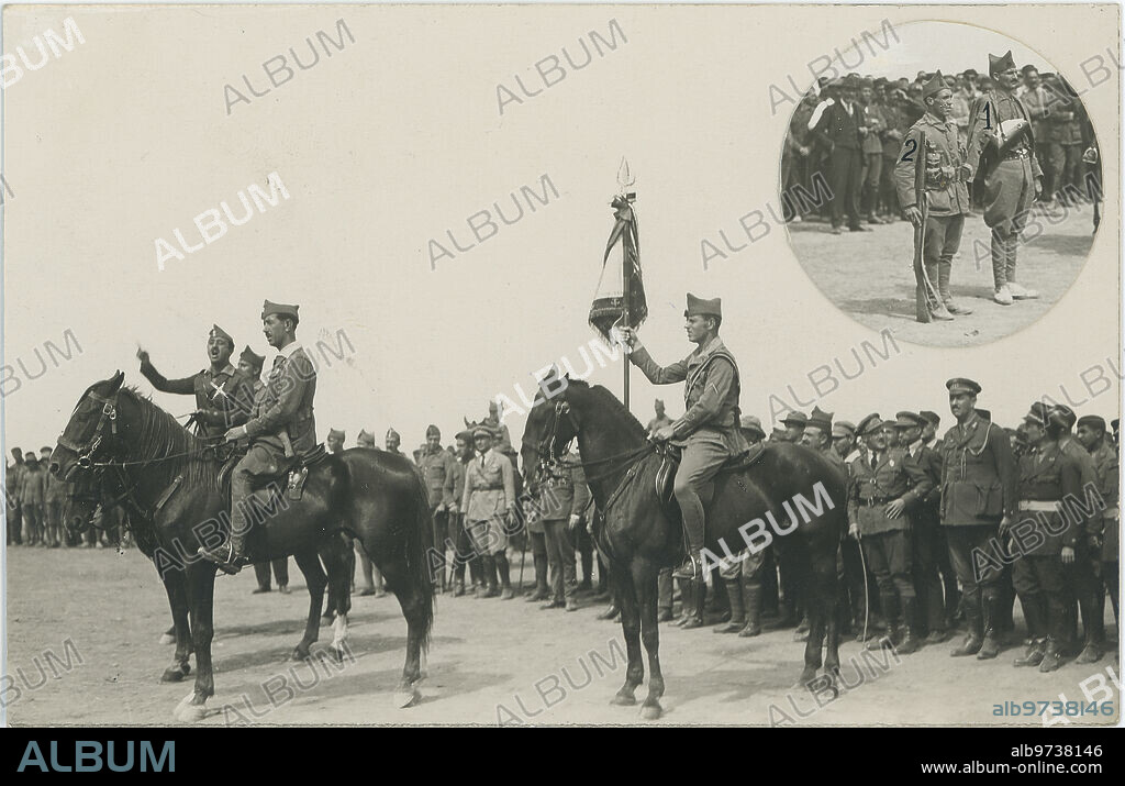 Melilla, 28/09/1923. Guerra de Marruecos. En el campamento de Dar Drius, el teniente coronel Francisco Franco (x), dirigiendo la palabra a los legionarios después de la imposición de la medalla militar a su bandera. En el medallón, el cabo Horrillo Serrano (1) y el soldado José Guardingo (2), que obtuvieron los premios Victoria Alfonso.
