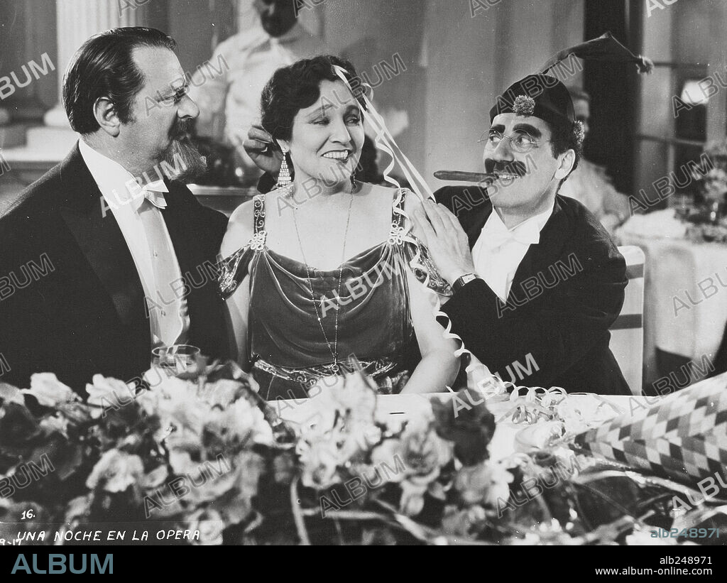GROUCHO MARX, MARGARET DUMONT y SIG RUMANN en UNA NOCHE EN LA ÓPERA, 1935 (A NIGHT AT THE OPERA), dirigida por SAM WOOD. Copyright M.G.M.