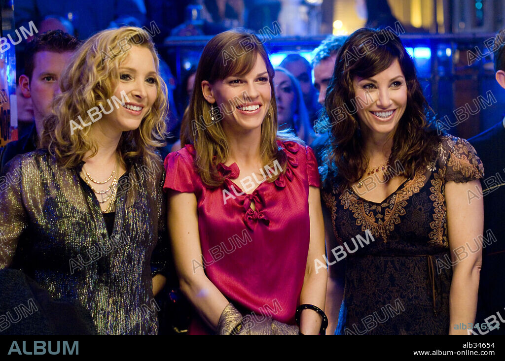 GINA GERSHON, HILARY SWANK y LISA KUDROW en POSDATA: TE QUIERO, 2007 (P. S. I LOVE YOU), dirigida por RICHARD LAGRAVENESE. Copyright ALCON ENTERTAINMENT/GROSVENOR PARK PRODUCTIONS/WENDY FINERMA / HESSION, JONATHAN.